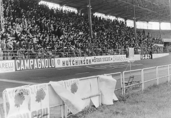 Festa del primo maggio - Velodromo Vigorelli - Interno - Spettacolo musicale - Pubblico sulle gradinate - Cartelli di pubblicità - Manifesto