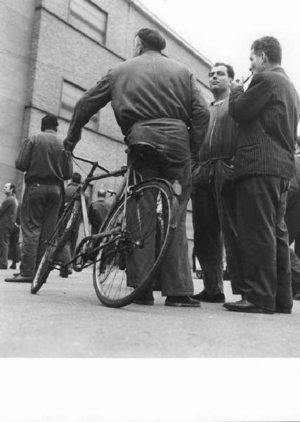 Sciopero dei lavoratori della Innocenti - Lavoratori davanti alla fabbrica - Operai con tuta da lavoro - Bicicletta