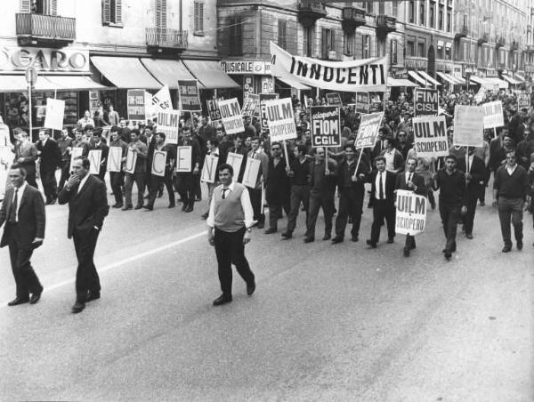 Sciopero dei lavoratori della Innocenti - Corteo - Striscione - Cartelli di sciopero Fiom Cgil, Fim Cisl, Uilm