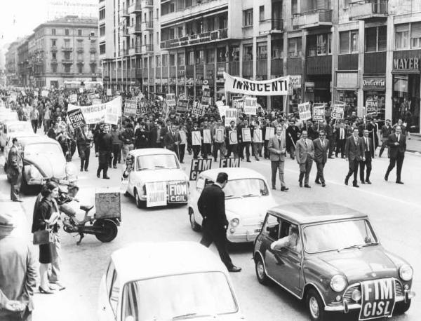 Sciopero dei lavoratori della Innocenti - Testa del corteo - Sindacalisti in prima fila, tra i quali Leonardo Banfi, Annio Breschi, Pierre Carniti - Striscione - Cartelli di sciopero Fiom Cgil, Fim Cisl, Uilm