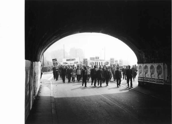 Sciopero dei lavoratori della Innocenti - Testa del corteo mentre passa sotto un tunnel - Striscione - Cartelli di sciopero Fiom Cgil, Fim Cisl, Uilm