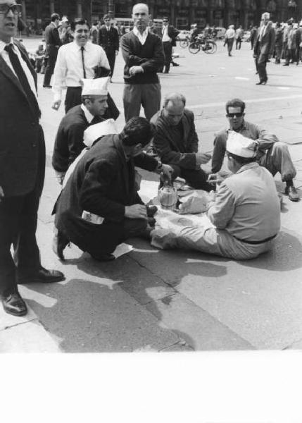 Sciopero dei lavoratori della Innocenti - Piazza del Duomo - Lavoratori consumano il pasto dopo la manifestazione