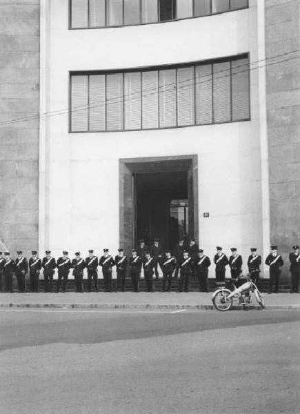 Sciopero dei lavoratori della Innocenti - Ingresso della fabbrica - Schieramento delle forze dell'ordine