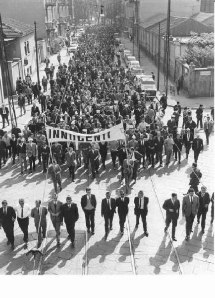 Sciopero dei lavoratori della Innocenti - Corteo ripreso dall'alto - In prima fila i sindacalisti, tra i quali Annio Breschi, Leonardo Banfi, Pierre Carniti - Striscione