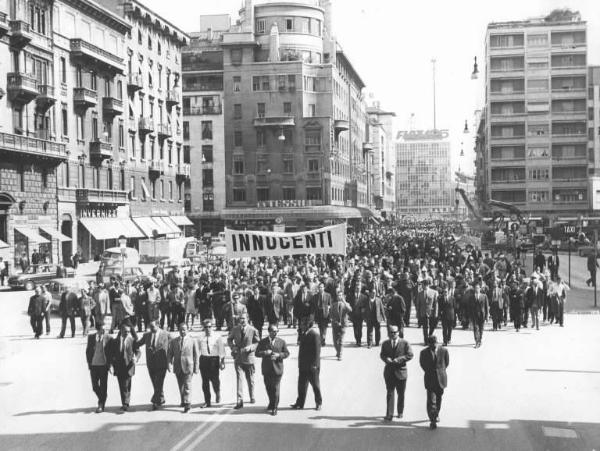 Sciopero dei lavoratori della Innocenti - Corteo in Piazza Argentina - In prima fila i sindacalisti, tra i quali Annio Breschi, Leonardo Banfi, Pierre Carniti - Striscione