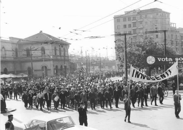 Sciopero dei lavoratori della Innocenti - Corteo in Piazza Bottini - Striscione