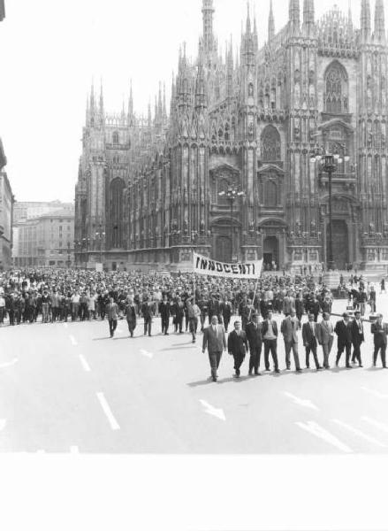 Sciopero dei lavoratori della Innocenti - Corteo arriva in piazza del Duomo - In prima fila i sindacalisti, tra i quali Annio Breschi, Leonardo Banfi, Pierre Carniti - Il Duomo - Striscione