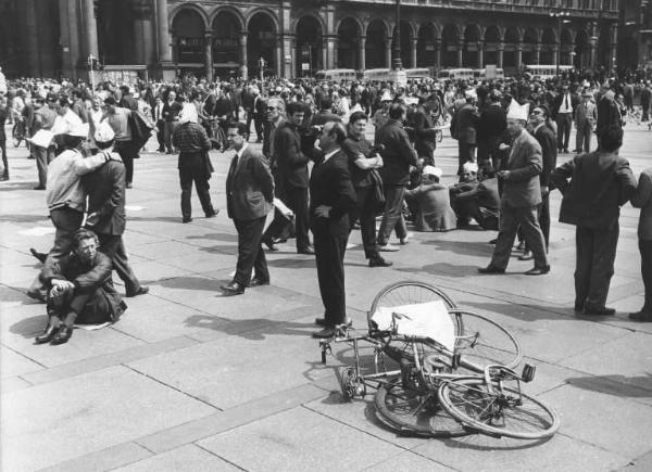 Sciopero dei lavoratori della Innocenti - Lavoratori in Piazza del Duomo alla fine della manifestazione