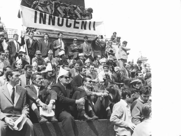 Sciopero dei lavoratori della Innocenti - Lavoratori in Piazza del Duomo sul monumento equestre di Vittorio Emanuele II - Striscione