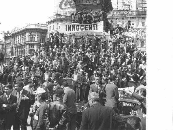 Sciopero dei lavoratori della Innocenti - Piazza del Duomo - Comizio - Pierre Carniti al microfono - Lavoratori in Piazza del Duomo sul monumento equestre di Vittorio Emanuele II - Striscione