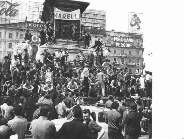 Sciopero dei lavoratori della Magneti Marelli - Piazza del Duomo - Comizio - Lavoratori in Piazza del Duomo sul monumento equestre di Vittorio Emanuele II - Striscione