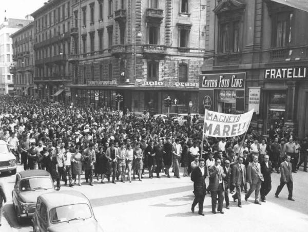 Sciopero dei lavoratori della Magneti Marelli - Corteo da Sesto San Giovanni alla sede dell'Assolombarda a Milano - In prima fila i sindacalisti Annio Breschi e Pierre Carniti - Striscione