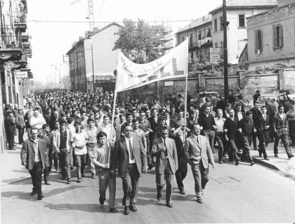 Sciopero dei lavoratori della Magneti Marelli - Corteo da Sesto San Giovanni alla sede dell'Assolombarda a Milano - In prima fila i sindacalisti Pierre Carniti e Annio Breschi - Striscione