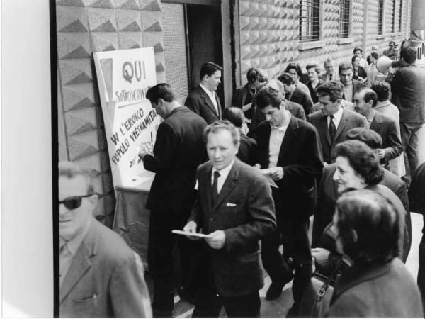 Pirelli - Ingresso della fabbrica - Sottoscrizione a favore del popolo vietnamita - Uomo con megafono - Banchetto