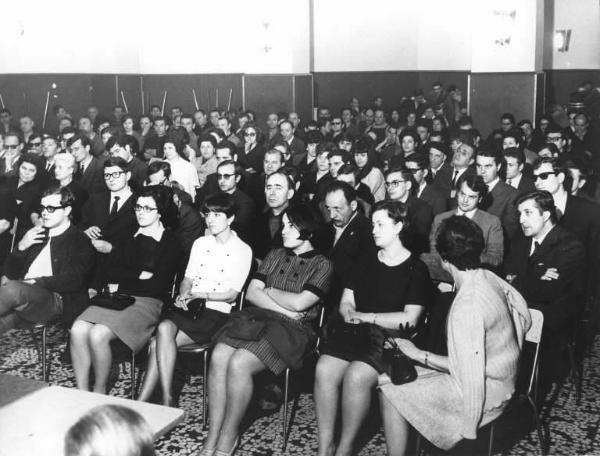 Interno - Assemblea dei lavoratori della Borletti - Platea