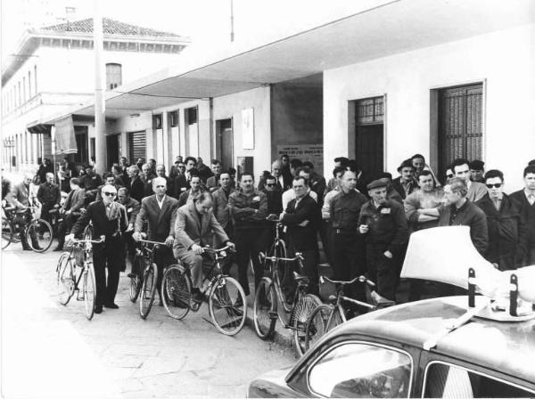 Sciopero dei lavoratori della Franco Tosi - Lavoratori davanti alla fabbrica - Operai con tuta da lavoro - Biciclette