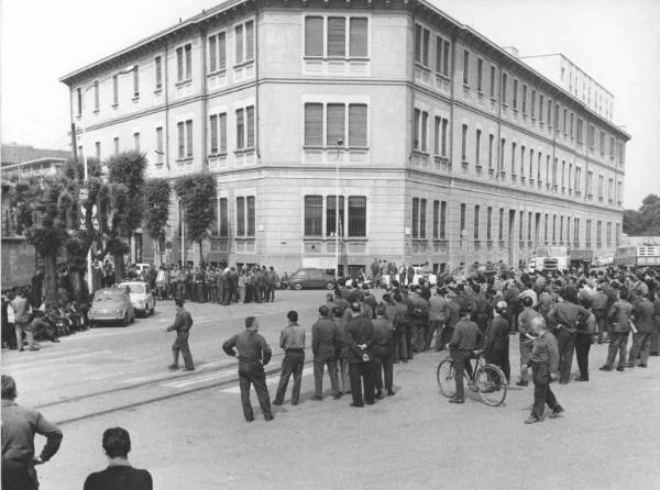 Sciopero dei lavoratori della Falck Unione - Lavoratori davanti all'edificio Falck "Il Palazzone" - Operai con tuta da lavoro