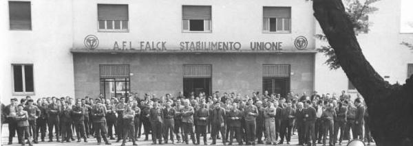 Sciopero dei lavoratori della Falck Unione - Lavoratori davanti allo stabilimento - Operai con tuta da lavoro - Insegna AFL Falck stabilimento Unione