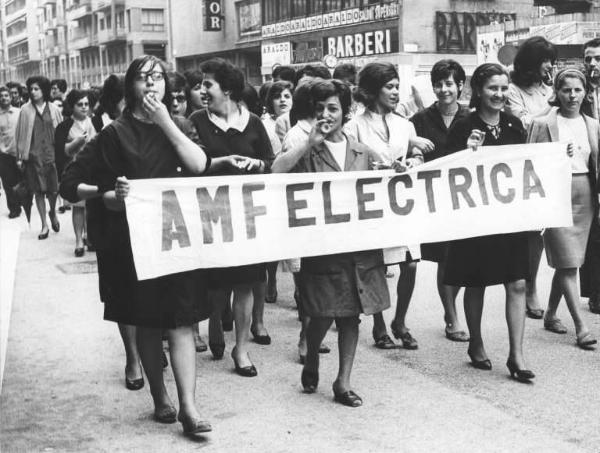 Sciopero delle lavoratrici della Amf Electrica - Corteo verso la Prefettura - Operaie con grembiule da lavoro - Striscione - Fischietti