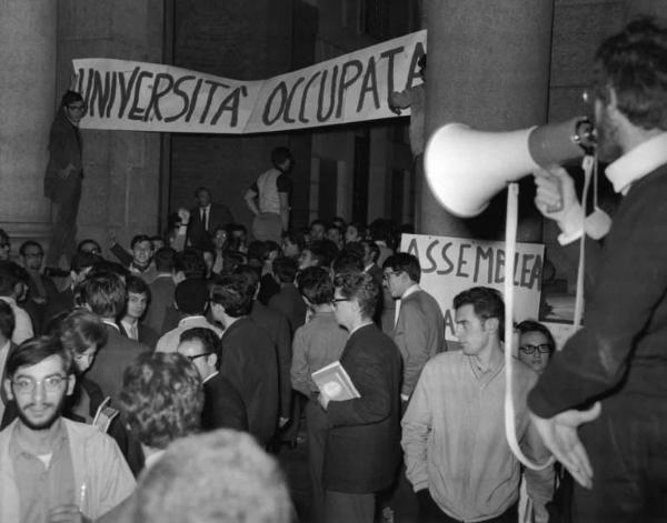 Occupazione della Università Cattolica - Studenti davanti all'ingresso dell'università - Studente con megafono - Striscione