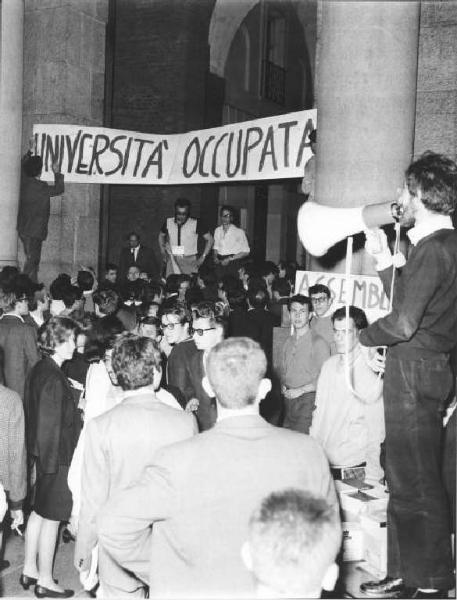 Occupazione della Università Cattolica - Studenti davanti all'ingresso dell'università - Studente con megafono - Striscione