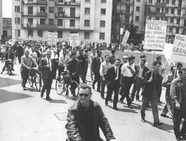 Sciopero dei lavoratori della Ferrotubi per l'orario di lavoro - Corteo - Cartelli di protesta