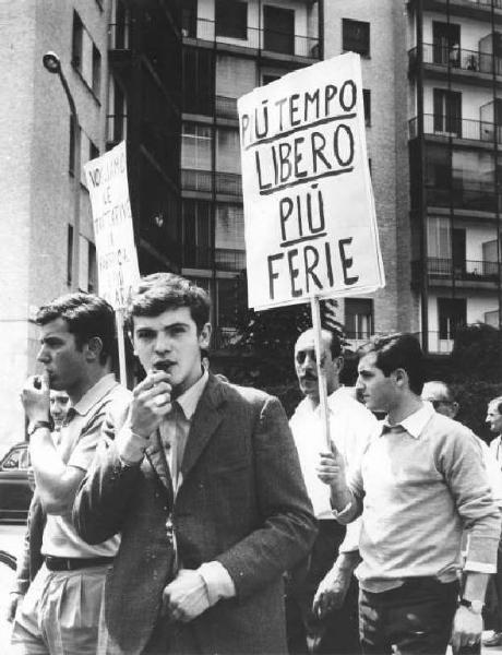 Sciopero dei lavoratori della Ferrotubi per l'orario di lavoro - Corteo - Primo piano di lavoratore - Cartelli di protesta