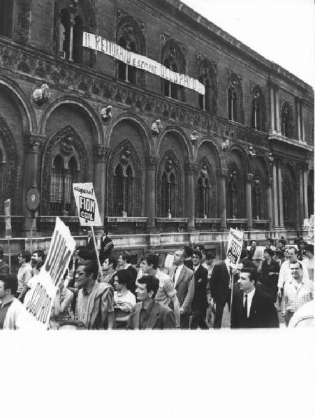 Sciopero dei lavoratori della Cge contro i licenziamenti - Corteo davanti alla Università Statale occupata - Striscione - Cartelli di sciopero Fiom Cgil, Uilm