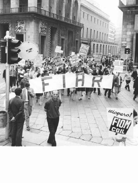 Sciopero dei lavoratori della Cge contro i licenziamenti - Corteo arriva in piazza del Duomo - Striscione Fiar - Cartelli di sciopero Fiom Cgil, Fim Cisl, Uilm