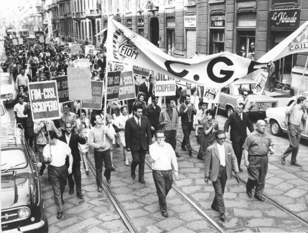 Sciopero dei lavoratori della Cge contro i licenziamenti - Corteo - Striscione Cge - Cartelli di sciopero Fiom Cgil, Fim Cisl, Uilm