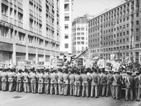 Sciopero dei lavoratori della Cge contro i licenziamenti - Lavoratori davanti all'Assolombarda - Sbarramento delle forze dell'ordine - Striscione Cge - Cartelli di sciopero Fiom Cgil, Fim Cisl, Uilm