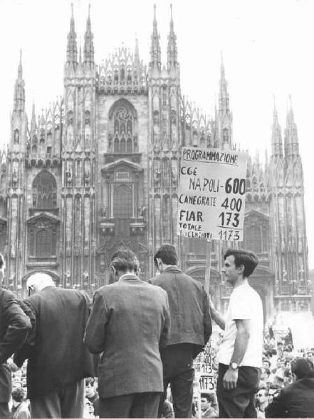 Sciopero dei lavoratori della Cge contro i licenziamenti - Piazza del Duomo - Comizio - Cartelli di protesta - Il Duomo