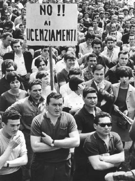 Sciopero dei lavoratori della Cge contro i licenziamenti - Piazza del Duomo - Comizio - Primo piano dei lavoratori - Cartello di protesta