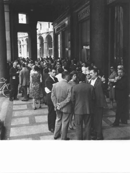 Sciopero degli impiegati della Falck - Lavoratori davanti alla sede della direzione Falck sotto i portici di piazza del Duomo