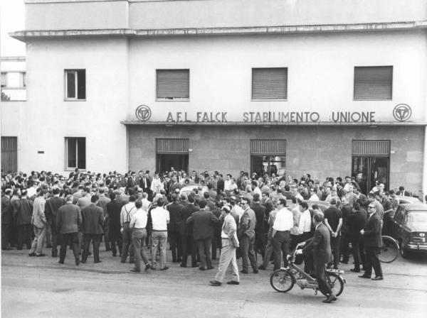 Sciopero degli impiegati della Falck - Comizio davanti allo stabilimento Unione - Annio Breschi parla ai lavoratori - Insegna Afl Falck stabilimento Unione