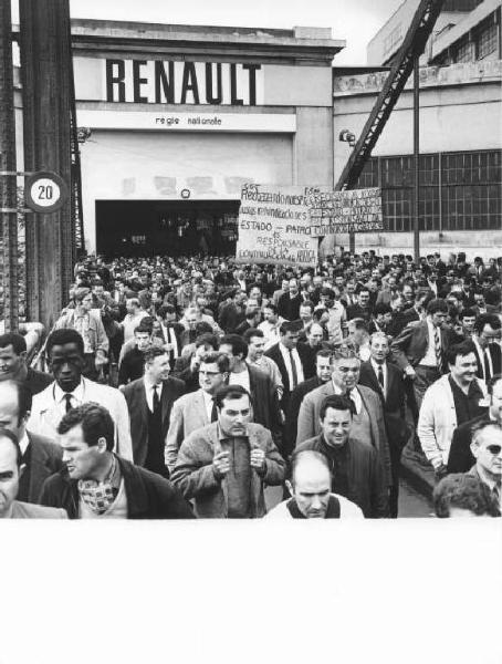 Parigi - Sciopero dei lavoratori metallurgici francesi - Renault - Lavoratori escono dalla fabbrica dopo il comizio - Cartelli di protesta