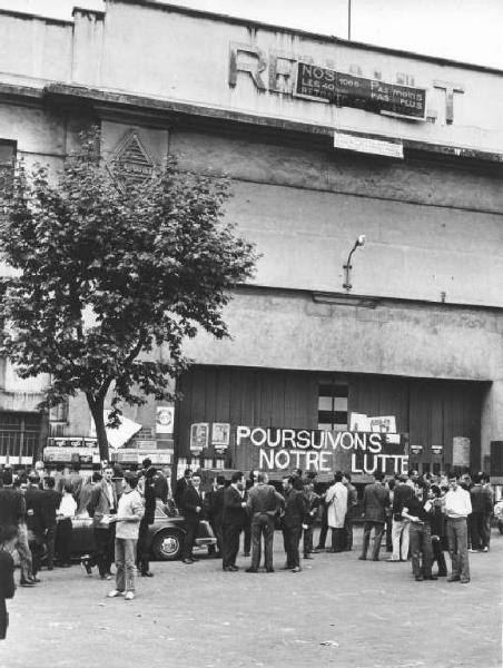 Parigi - Sciopero dei lavoratori metallurgici francesi - Renault - Occupazione della fabbrica - Lavoratori davanti all'ingresso - Cartelli di protesta - Insegna Renault