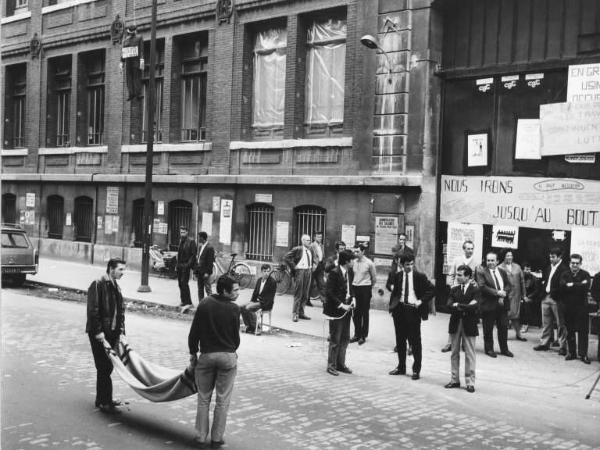 Parigi - Sciopero dei lavoratori metallurgici francesi - Fabbrica occupata - Lavoratori con Leonardo Banfi e Pierluigi Perotta della Fiom davanti alla fabbrica - Cartelli di protesta