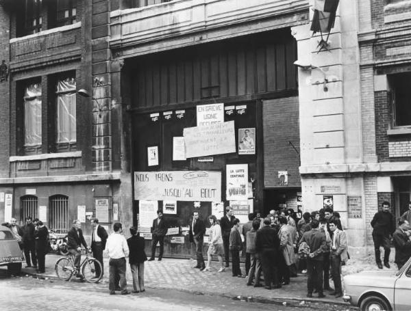 Parigi - Sciopero dei lavoratori metallurgici francesi - Fabbrica occupata - Lavoratori davanti all'ingresso della fabbrica - Cartelli di protesta