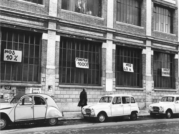 Parigi - Sciopero dei lavoratori metallurgici francesi - Fabbrica occupata - Cartelli di protesta