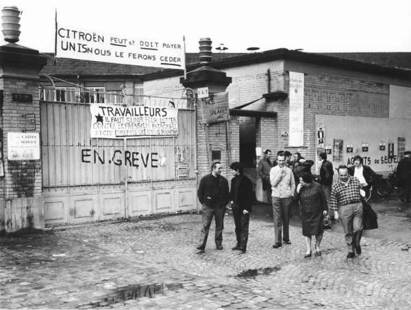 Parigi - Sciopero dei lavoratori metallurgici francesi - Citroen - Occupazione della fabbrica - Pierluigi Perotta e Leonardo Banfi della Fiom della Fiom in visita alla fabbrica - Cancello di ingresso - Cartelli di rivendicazione e di lotta