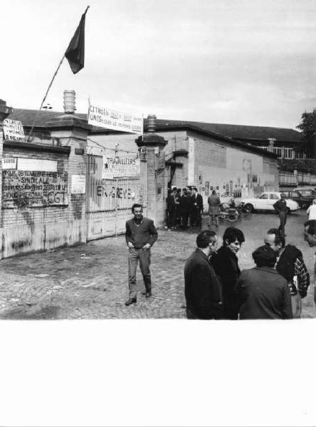 Parigi - Sciopero dei lavoratori metallurgici francesi - Citroen - Occupazione della fabbrica - Pierluigi Perotta e Leonardo Banfi della Fiom in visita alla fabbrica - Lavoratori - Cancello di ingresso - Bandiera - Cartelli di lotta