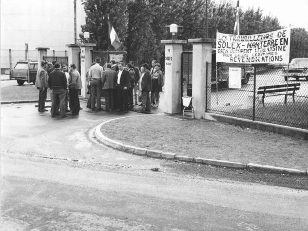 Parigi - Sciopero dei lavoratori metallurgici francesi - Solex - Occupazione della fabbrica - Pierluigi Perotta e Leonardo Banfi della Fiom in visita alla fabbrica - Cancello di ingresso - Cartelli di rivendicazione e di lotta