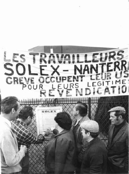 Parigi - Sciopero dei lavoratori metallurgici francesi - Solex - Occupazione della fabbrica - Pierluigi Perotta e Leonardo Banfi della Fiom in visita alla fabbrica - Cancello di ingresso - Striscione