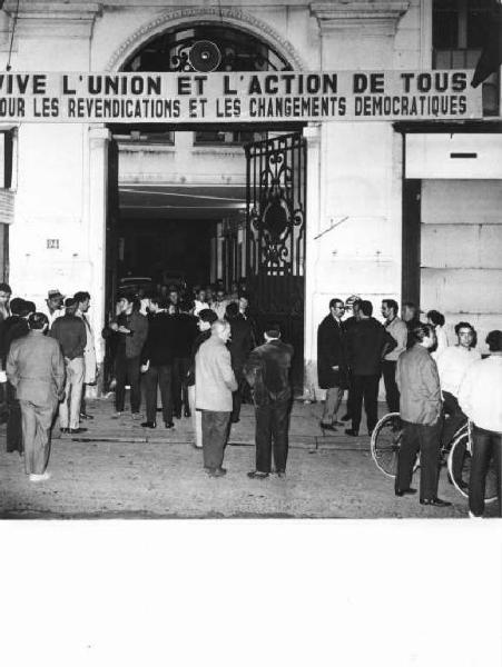 Parigi - Sciopero dei lavoratori metallurgici francesi - Fabbrica occupata - Cancello di ingresso - Striscione