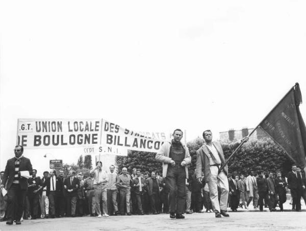 Parigi - Sciopero dei lavoratori metallurgici francesi - Corteo - In prima fila Leonardo Banfi e Pierluigi Perotta della Fiom - Striscione - Bandiera