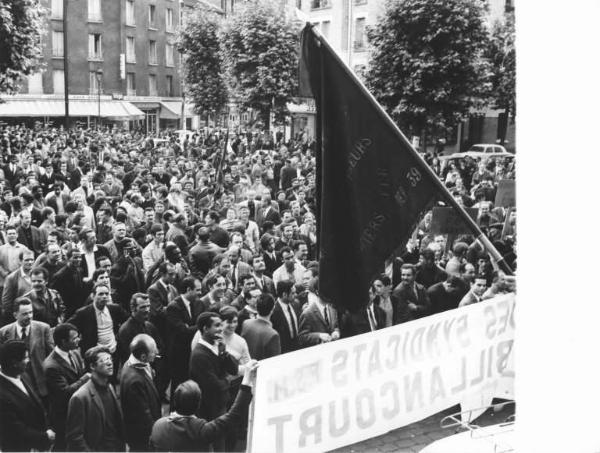 Parigi - Sciopero dei lavoratori metallurgici francesi - Comizio al termine della manifestazione - Lavoratori - Bandiera - Striscioni