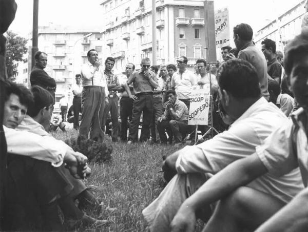 Sciopero dei lavoratori edili della Sicop - Comizio - Oratore al microfono - Lavoratori - Cartello di sciopero Cgil, Cisl, Uil