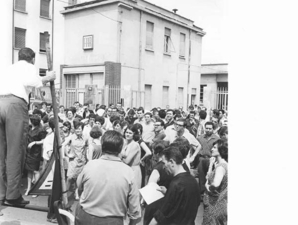 Sciopero dei lavoratori della Fiar - Comizio davanti alla fabbrica - Lavoratori - Insegna Fabbrica