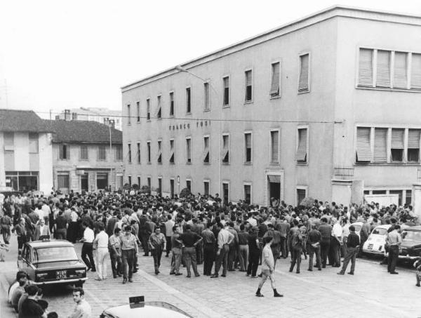 Sciopero dei lavoratori della Franco Tosi - Presidio davanti alla fabbrica - Operai con tuta da lavoro - Insegna Franco Tosi